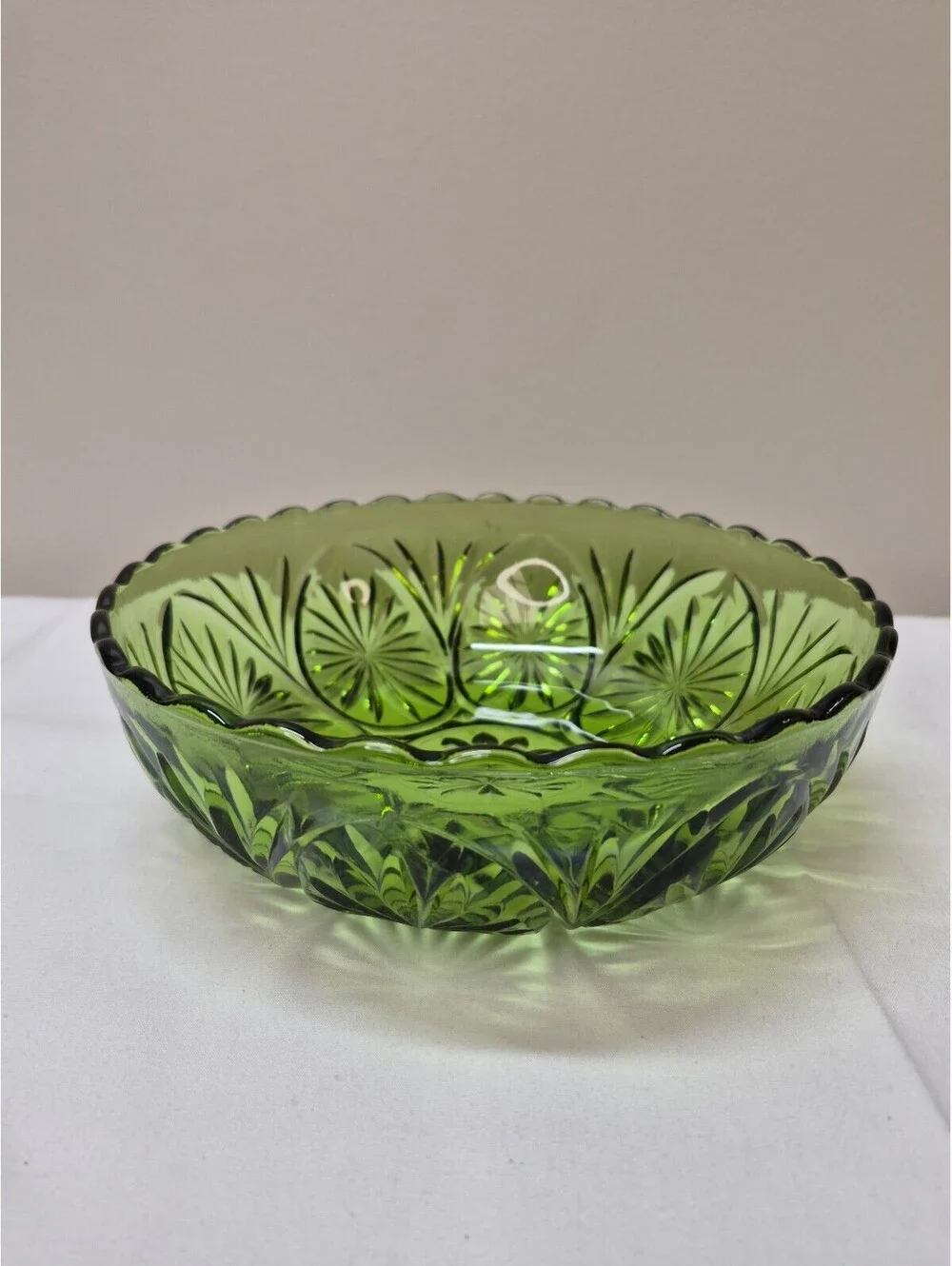 Vintage Anchor Hocking Green Pressed Glass Bowl w/ Starburst Pattern J6